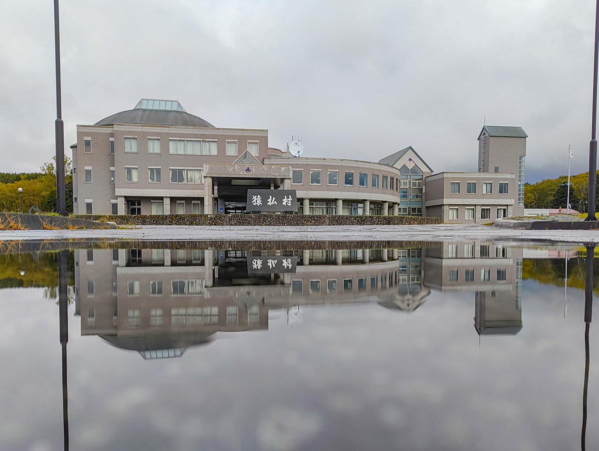 おはようございます。雨上がりの猿払村からご挨拶。早朝の雨で水たまりができてたので、リフレクションで遊んでみました。本日もよろしくお願いします。#さるふつLIFE