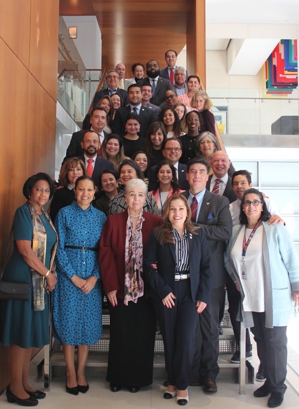 MisionMexOEA's tweet photo. La Secretaria Kim Osborne  @OAS_Development agradeció el trabajo de la Embajadora Baños 🇲🇽 al constituirse como “una voz poderosa en favor de la equidad, el desarrollo y los principios del multilateralismo y ejemplificar lo mejor que puede ofrecer el servicio diplomático”. https://t.co/rZaT1iVaME