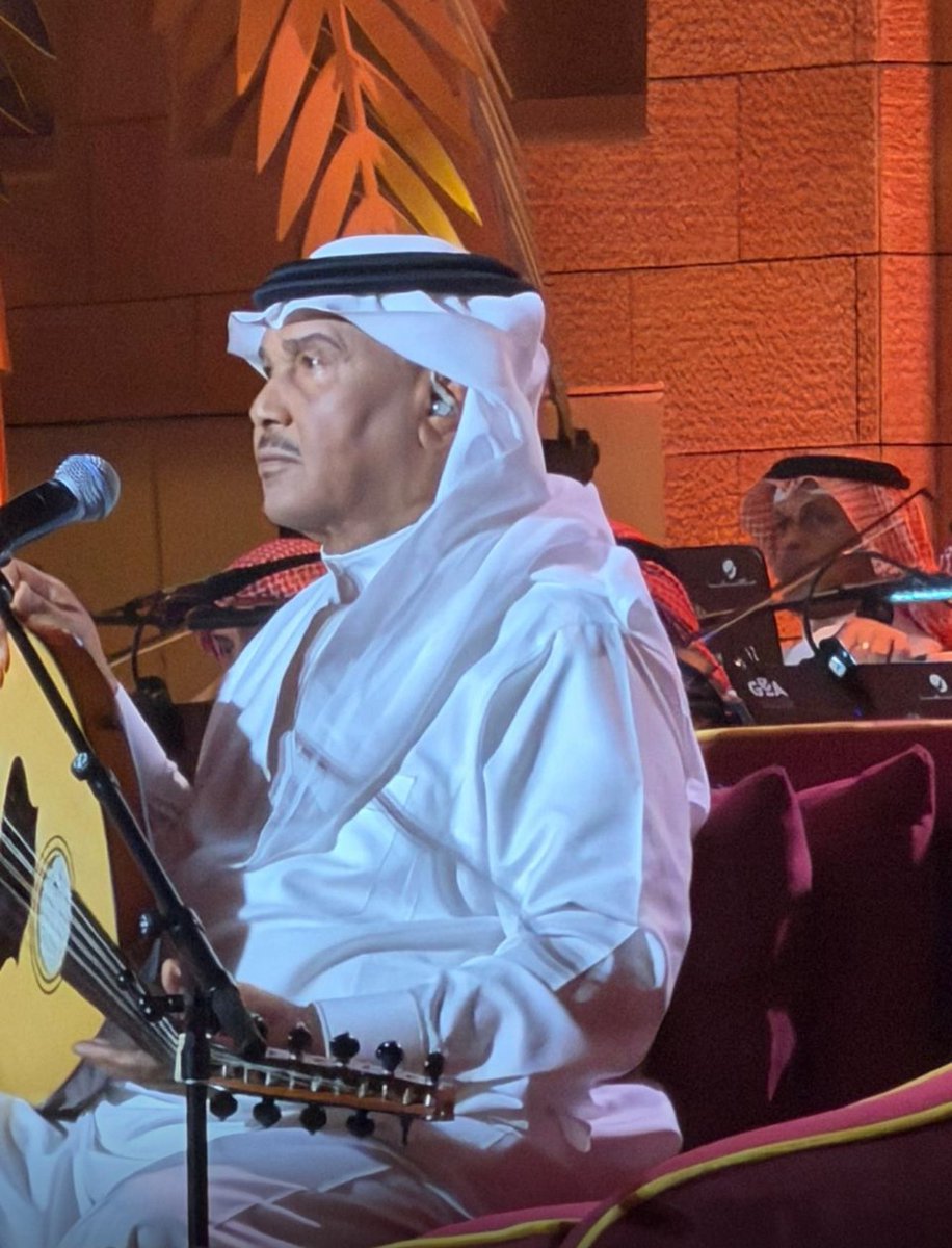 #محمد_عبده_في_شقراء
ظهور لافت لفنان العرب الاستاذ محمد عبده في مدينة شقراء فعلاً الاستاذ حظورة هو نجاح للمكان الذي يأتي له وتخلد الزيارة له فعلاً محمد عبده هو الرقم الصعب ،،،