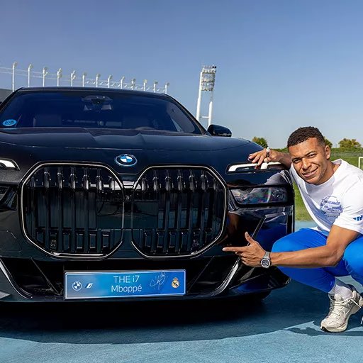 Real Madridli futbolculara yeni otomobiller hediye edildi.