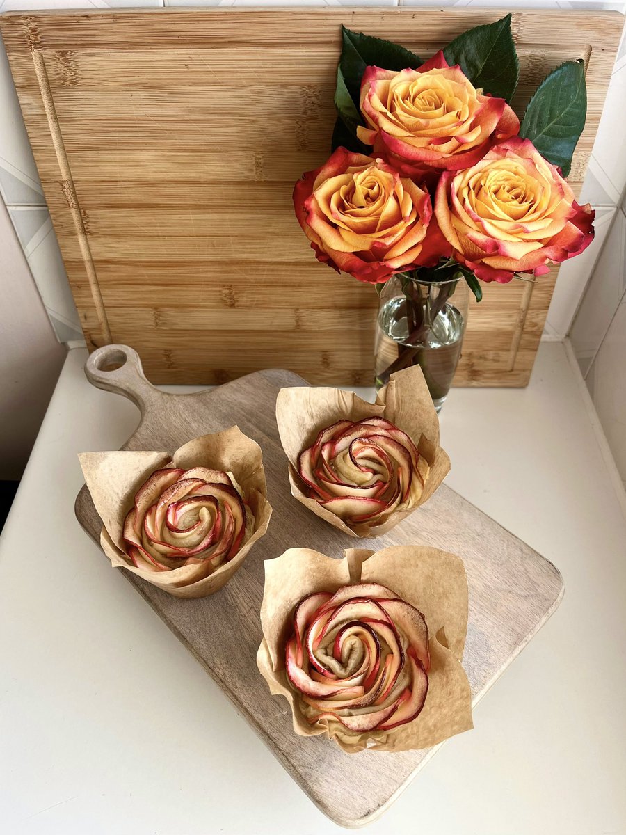 CurlyKathsCakes's tweet photo. Puff pastry apple roses 🌹 https://t.co/gFYcNLhWSD