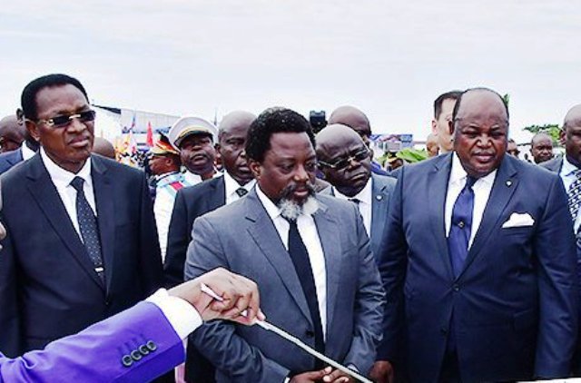 Pendant 18 ans de vide, ils ont enterré et plongé le pays dans une fosse que le président Félix Tshisekedi  est aujourd’hui en train de relever.
Zéro aéroport construit, zéro université bâtie !
Et maintenant, ils veulent sauver quoi qu’ils n’ont pas su sauver pendant 18 ans ?