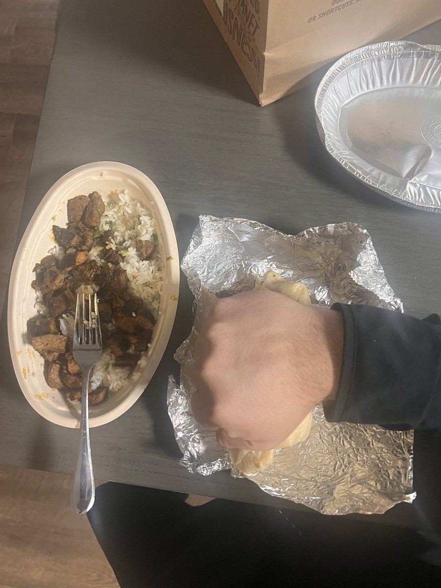 wcorral11's tweet photo. @ChipotleTweets why do you guys always rob your customers? Double steak bowl and double chicken burrito with extra rice $29.00 https://t.co/uMGB3Dm2x6
