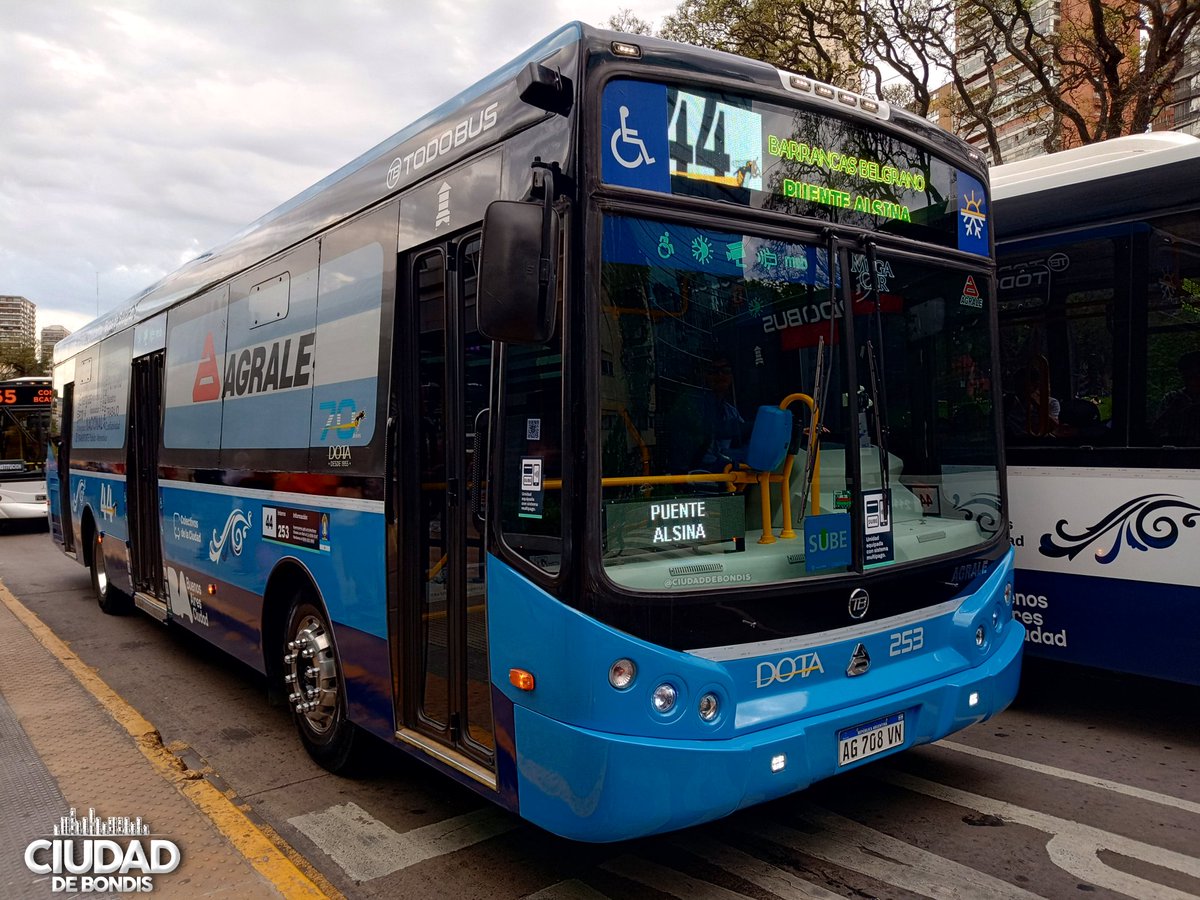 CiudadDeBondis's tweet photo. ABEJA ELÉCTRICA
Desde ayer, la #Linea44 tiene su primer bondi eléctrico. Se trata de un #Todobus #AgraleMT17e, ex Linea 28, que ahora viste los colores celeste y azul que #DOTA aplico en las líneas porteñas.
Dato curioso: se lo ha visto cargando energía en los totems del #EBus en Puerto Madero