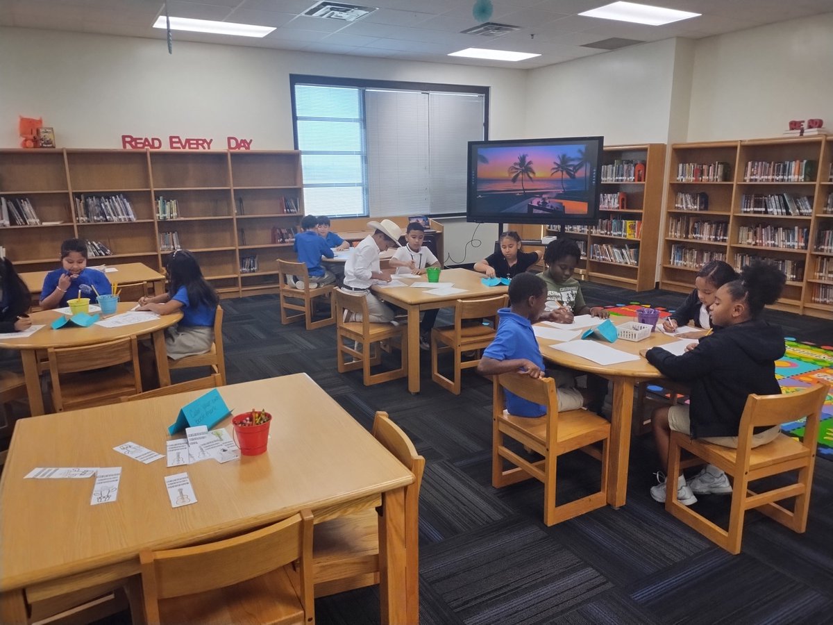 i2ter's tweet photo. We had a blast at our End of Hispanic Heritage Month Celebration with music, crafts, sweet treats and scholastic book give away📚💃🏽🎨
@cochran_school @EDAmaya04 
@DISDLibrarian @CharissaGovan 
#cochrancolts #HispanicHeritageMonth
#shelfiequeen👑 https://t.co/OrYqV18yhC