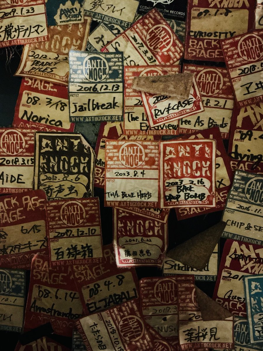 辺り全て企業に買い占められてて  行き交う人はそりゃ日本で1番多いけど  誰の居場所でもない  俺のような田舎もんには寂しい土地だ  ここはシェルター  ここがあったからって人達が集まってさ  分け合ってんだよな  その人間味を  情をね  なまら楽しかった  新宿ANTIKNOCK永遠なれ

#TBH_AUTUMN_2025