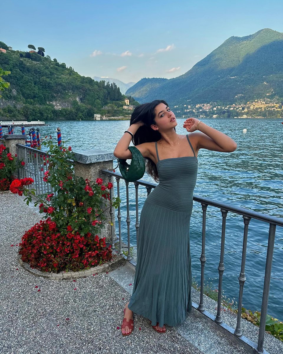 MovieReview_Hub's tweet image. #NaomikaSaran, granddaughter of Dimple Kapadia and the late Rajesh Khanna, is set to make her Bollywood debut with a Dinesh Vijan production. 

The film will star Jigra fame #VedangRaina alongside her and is expected to go on floors by mid-2026