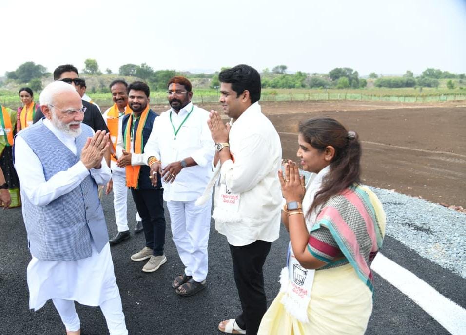 JSPRekhaJavaji's tweet image. సూపర్ జీఎస్టీ-సూపర్ సేవింగ్స్ భారీ బహిరంగ సభకు విచ్చేసిన భారత ప్రధాని @PMOIndia మాన్యశ్రీ @narendramodi గారికి ఓర్వకల్లు ఎయిర్ పోర్టులో ఘన స్వాగతం పలికాను. 

#NarendraModi #GSTReforms
#NextGenGST #IdhiManchiPrabhutvam 
#ChandrababuNaidu #PawanKalyan