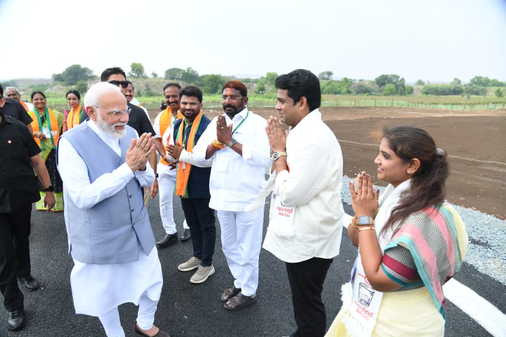 JSPRekhaJavaji's tweet image. సూపర్ జీఎస్టీ-సూపర్ సేవింగ్స్ భారీ బహిరంగ సభకు విచ్చేసిన భారత ప్రధాని @PMOIndia మాన్యశ్రీ @narendramodi గారికి ఓర్వకల్లు ఎయిర్ పోర్టులో ఘన స్వాగతం పలికాను. 

#NarendraModi #GSTReforms
#NextGenGST #IdhiManchiPrabhutvam 
#ChandrababuNaidu #PawanKalyan