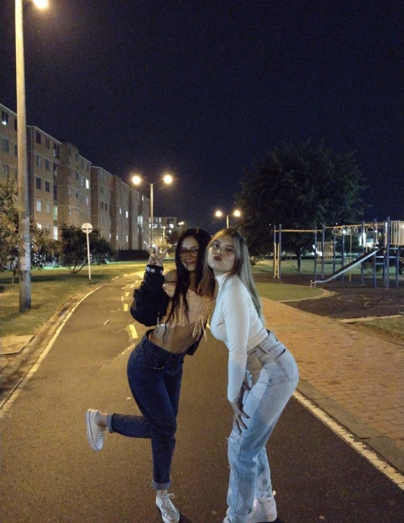 Emilyjohana07's tweet photo. Toda la vida voy a estar agradecida con Dios por ponerte en mi vidaaaaa✨ por darme una amiga maravillosa, te amo y te extraño cada segundo de mi vida, gracias y mil gracias por ser la mejor amiga del mundo💖. 
Vuelve prontoooooo🥺

Mood: sentimental😭😭. https://t.co/9bVfxY2jlw