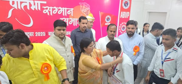 RajniTiwari_'s tweet photo. हरदोई में अखिल भारतीय विद्यार्थी परिषद हरदोई, अवध प्रान्त द्वारा आयोजित "प्रतिभा सम्मान समारोह" में मुख्य अतिथि के रूप में सहभागिता की। कार्यक्रम में प्रतिभासंपन्न मेधावी बालक बालिकाओं को सम्मानित कर उनका उत्साहवर्धन किया गया।

@BJP4India @narendramodi @AmitShah @JPNadda @BJP4UP https://t.co/XZ1Y62eprs