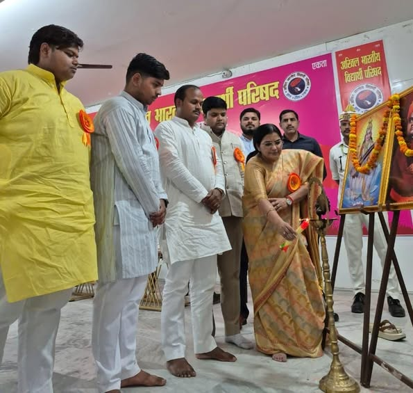RajniTiwari_'s tweet photo. हरदोई में अखिल भारतीय विद्यार्थी परिषद हरदोई, अवध प्रान्त द्वारा आयोजित "प्रतिभा सम्मान समारोह" में मुख्य अतिथि के रूप में सहभागिता की। कार्यक्रम में प्रतिभासंपन्न मेधावी बालक बालिकाओं को सम्मानित कर उनका उत्साहवर्धन किया गया।

@BJP4India @narendramodi @AmitShah @JPNadda @BJP4UP https://t.co/XZ1Y62eprs