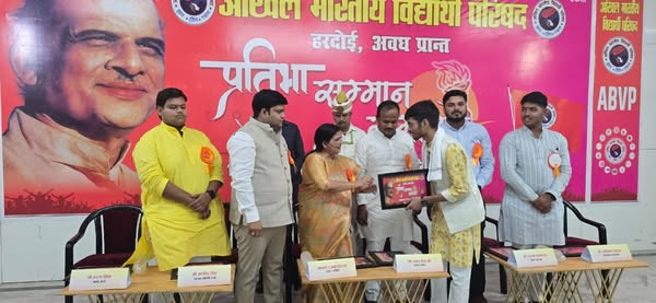 RajniTiwari_'s tweet photo. हरदोई में अखिल भारतीय विद्यार्थी परिषद हरदोई, अवध प्रान्त द्वारा आयोजित "प्रतिभा सम्मान समारोह" में मुख्य अतिथि के रूप में सहभागिता की। कार्यक्रम में प्रतिभासंपन्न मेधावी बालक बालिकाओं को सम्मानित कर उनका उत्साहवर्धन किया गया।

@BJP4India @narendramodi @AmitShah @JPNadda @BJP4UP https://t.co/XZ1Y62eprs