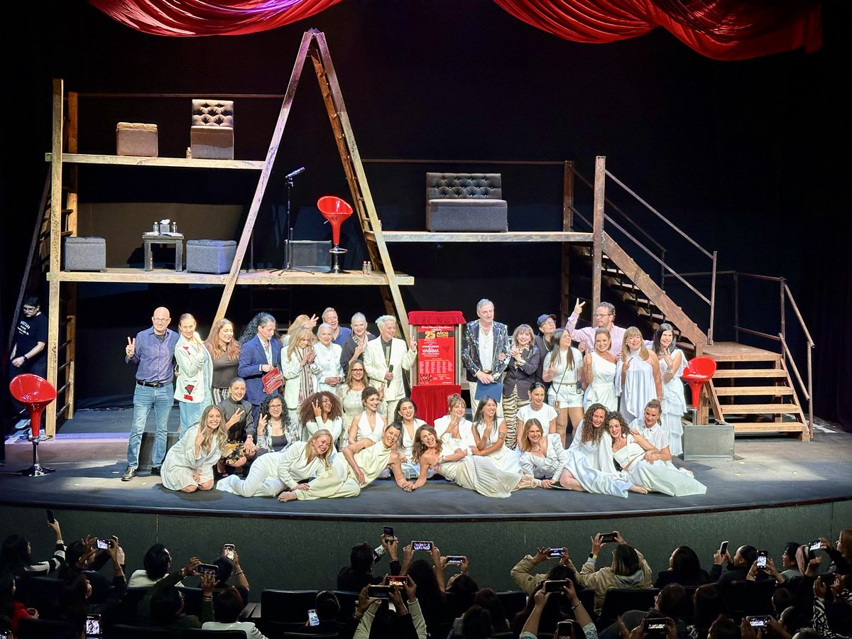 Hoy celebramos el 25 aniversario de <a href="/MonologosVagMex/">MonólogosdelaVagina</a>  junto a su autora, V (antes Eve Ensler), quien nos honra con su presencia en esta función tan especial con 18 actrices en escena ❤️✌🏻