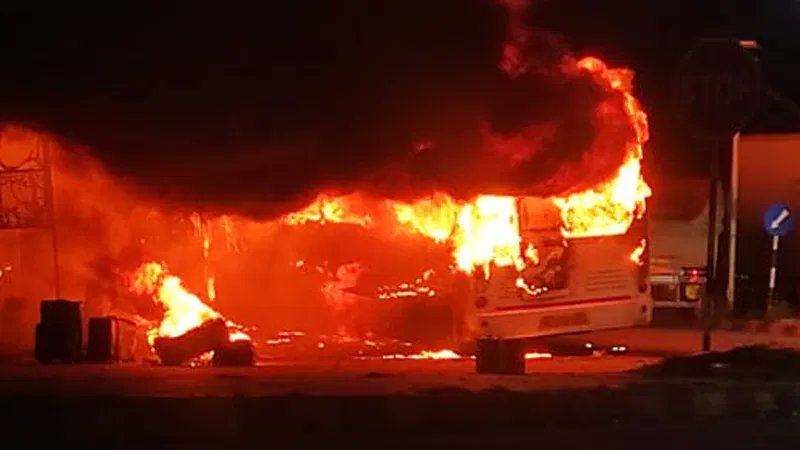 sauramtv's tweet image. ಅನಂತಪುರ ಬಳಿ ನಡು ರಸ್ತೆಯಲ್ಲೇ ಖಾಸಗಿ ಬಸ್‌ಗೆ ಬೆಂಕಿ: ಟೈರ್ ಬ್ಲಾಸ್ಟ್‌ ಆಗಿ ಹೊತ್ತಿ ಉರಿದ ಗ್ರೀನ್‌ ಲೈನ್‌ ಬಸ್; 36 ಪ್ರಯಾಣಿಕರು ಸೇಫ್

#Anantapur #BusFire #GreenLineBus #TireBlast #PassengersSafe #BreakingNews

sauramtv.com/private-bus-ca…