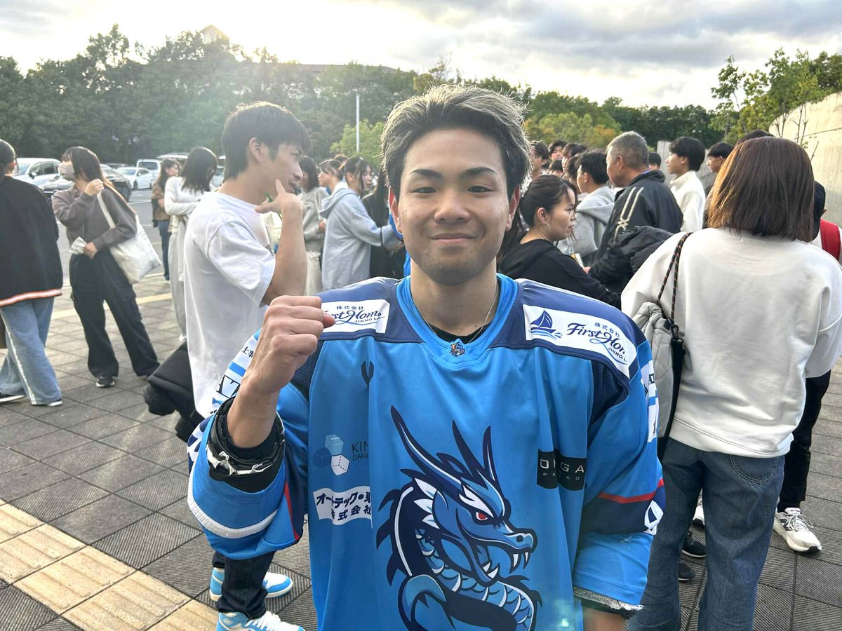 【滋賀ブルーライズIHC／渡久山勝炉希（とくやま・かろき）選手／8番／FW】

「XHLが開幕して、沢山のお客さんに入って頂く中でプレーできて、感激です。僕たちは、こうした環境下で試合できる機会が少なかったので、楽しみながら、アイスホッケーができました」