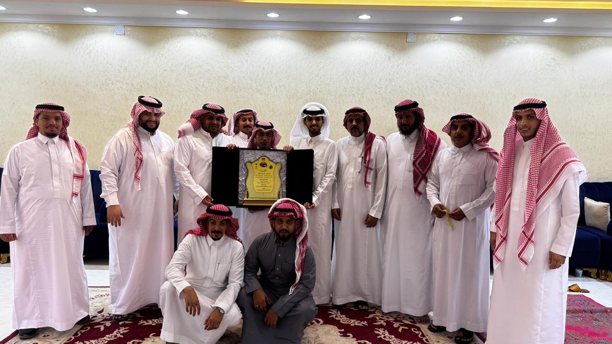 shahdnow's tweet photo. #شاهد_الآن
 الوردية السادسة بدوريات مكة تنظم حفل تقاعد لرئيس الرقباء فهد بن جندب الثقفي - 
 https://t.co/JMSxPCcQC2 https://t.co/3D24os633l