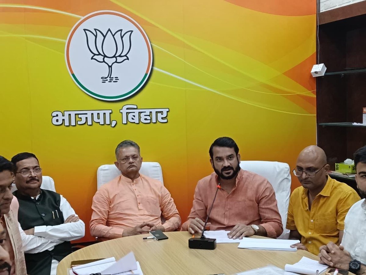 vaibhavsinghup's tweet photo. भाजपा युवा मोर्चा, बिहार की बैठक में 23 अक्टू���र को पीएम मोदी जी के वीडियो कॉन्फ्रेंस पर चर्चा हुई। भिकुभाई जी, दीपक प्रकाश जी, कुलदीप चहल जी, भरतेन्दु मिश्रा जी सहित अन्य वरिष्ठ पदाधिकारी मौजूद थे। ज़िला अध्यक्ष और संयोजकों की सक्रिय भागीदारी से बैठक को दिशा मिली। 
#BJP #BJPYM https://t.co/PUuABRaRkc
