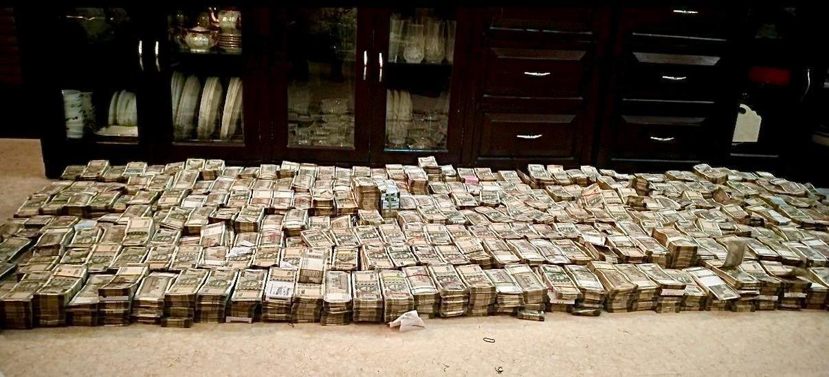 Manik_M_Jolly's tweet image. These frequent photos of recoveries from IAS, IPS, politicians aren’t just money.
These are the dreams of millions of Indians who want to save themselves from harassment and troubles.
And these are sins of millions of criminals and wrongdoers who want to escape punishment.