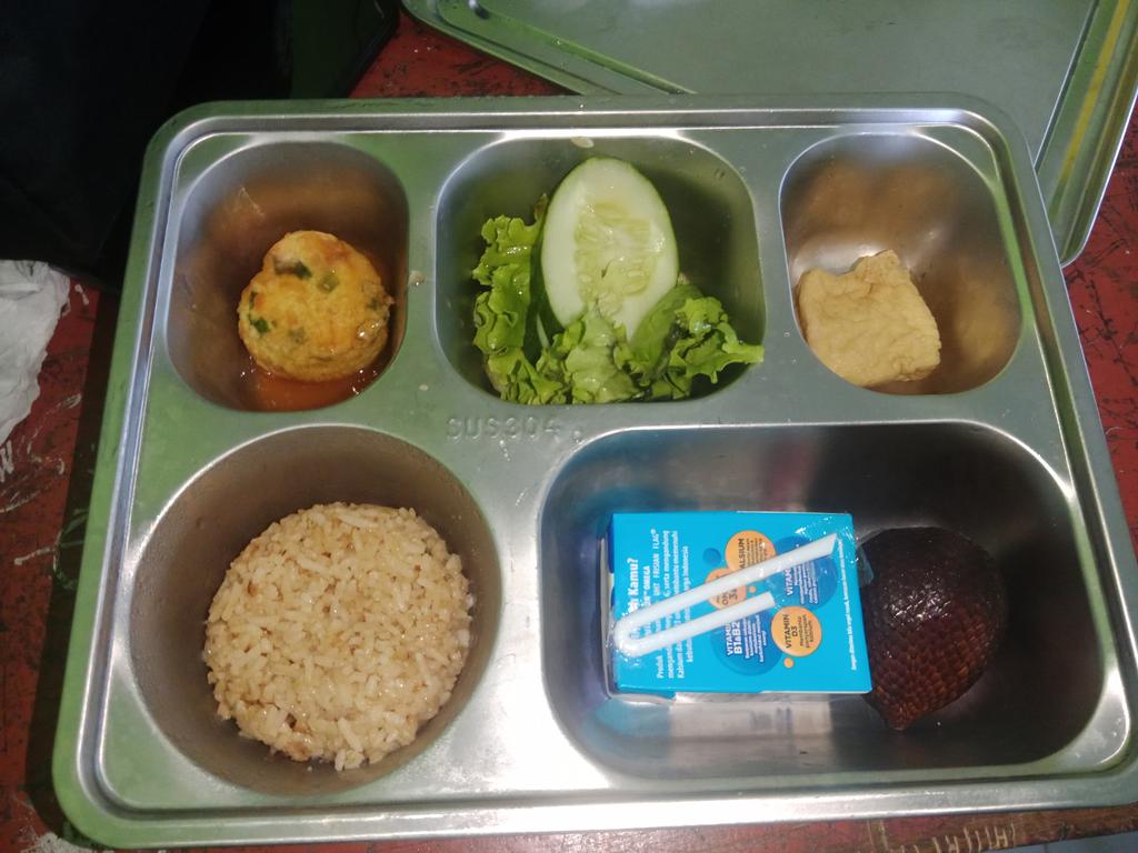 tadi pagi dpt mbg jam stengah 8, kami kaget kok sepagi itu. dan makanannya persis kaya disebutin ini. aku ngebatin kok mbg hari ini beda, taunya ada yg ultah