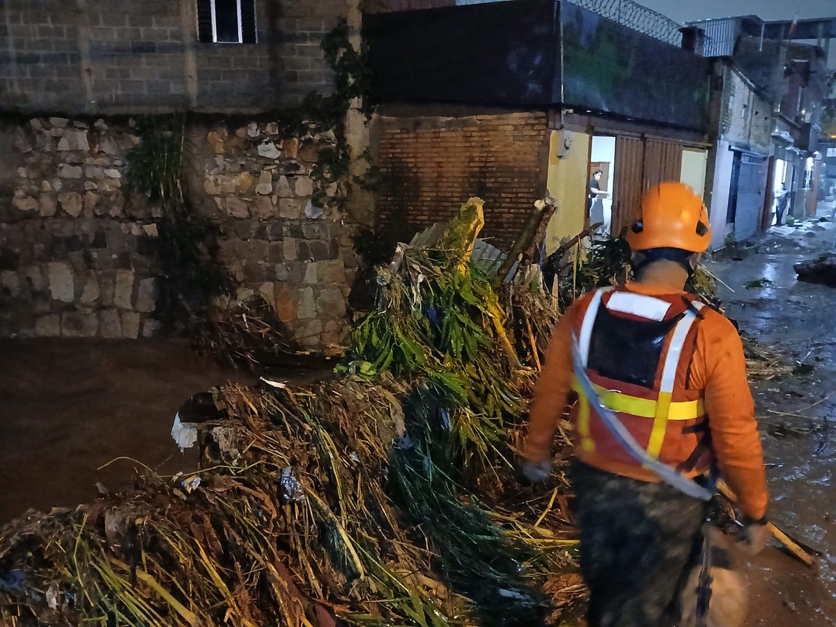 Fuerzas Armadas de Honduras (@ffaahn) on Twitter photo #PlanAuxilioXXI | Las #FFAA se encuentran brindando apoyo a la población del sector de la colonia Smith a través del personal especializado de la Unidad Humanitaria y de Rescate Honduras el cual coninua realizando evaluacion de familias afectadas y limpieza en viviendas #PlanAuxilioXXI | Las #FFAA se encuentran brindando apoyo a la población del sector de la colonia Smith a través del personal especializado de la Unidad Humanitaria y de Rescate Honduras el cual coninua realizando evaluacion de familias afectadas y limpieza en viviendas