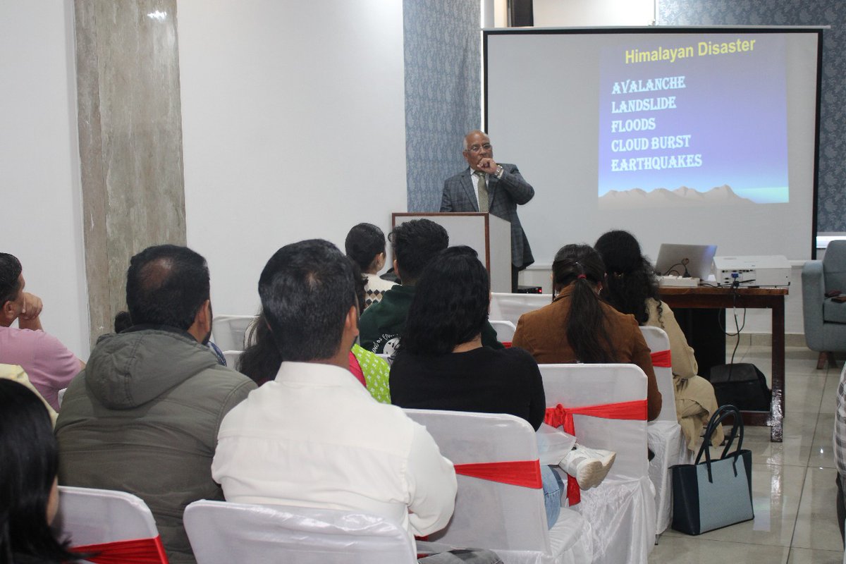 DAY :- 2
धर्मशाला, 16 अक्टूबर 2025
जिला आपदा प्रबंधन प्राधिकरण (DDMA) कांगड़ा तथा सेंट्रल यूनिवर्सिटी कांगड़ा के संयुक्त तत्वावधान में आज से “जलवायु परिवर्तन एवं आपदा प्रबंधन” विषय पर तीन दिवसीय प्रशिक्षण कार्यक्रम धर्मशाला में