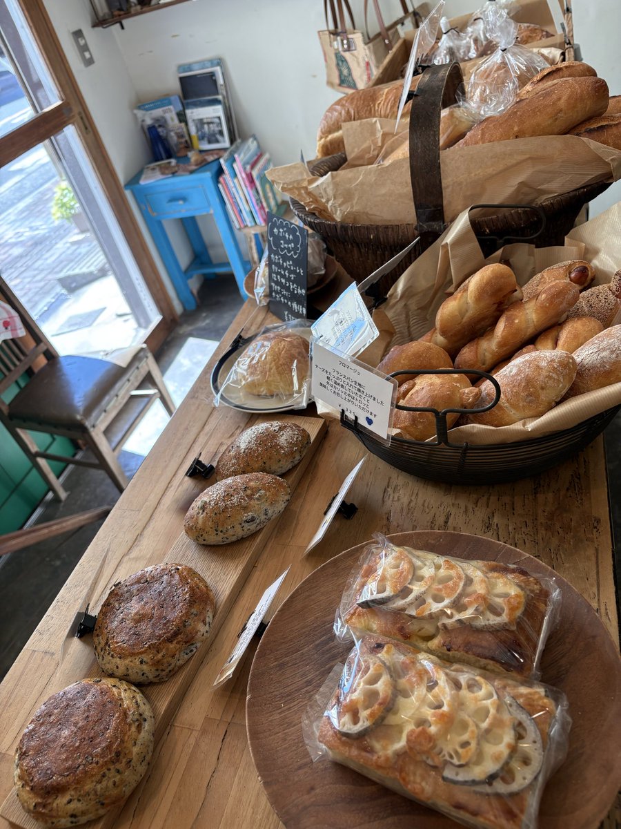 【1時半のdodo】

気持ちの良い天気に誘われて
パン沢山作っちゃったのでまだまだパン沢山ございます

食パン、バゲット、ノアエレザン
フィグ、スリーズ、レザンヴェール

日替わりフォカッチャ
えぴ、ソシソン、フロマージュ

五穀パン、パストラミサンドなど

どうぞよろしくお願いします！