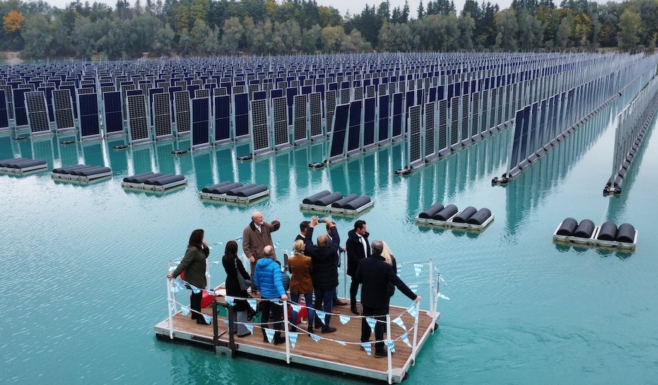 Info_Quokka's tweet photo. ☀️ Bavière : une centrale solaire flottante qui fait des vagues !
En Bavière, Sinn Power a inauguré la plus grande centrale solaire flottante verticale au monde.
👉 https://t.co/SrVUax7shX
#transitionénergétique #photovoltaïque #innovationdurable #bonnenouvelle https://t.co/H9yFO3rLlL