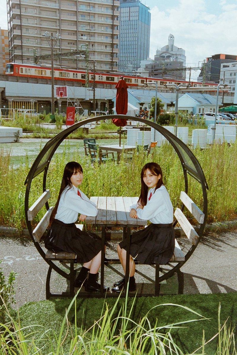 BLTTV's tweet photo. 【🌸ビジュアル解禁🌸】
#BLT 12月号

#櫻坂46_UnhappyBD構文 にて大注目の2人
#遠藤理子 さん& #村井優 さんが表紙巻頭に登場🥁🐰

撮影を手掛けたのは
#櫻坂46 7thシングル「#承認欲求」のアートワークを撮影した #小見山峻 氏

夢と現実を行き来するかのような
不思議な世界観を表現☄️

🗓10月28日(火)発売 
▼限定ポスター付き予約受付中
 https://t.co/NKWTovrPqe

 ▼詳細はコチラ 
https://t.co/PpGGvvbkTO
