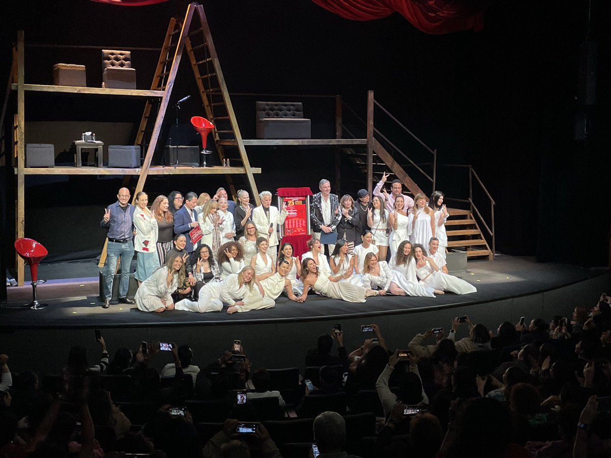 🔥 #LosMonólogosDeLaVagina siguen siendo… 25 años después, un espacio vital de denuncia, expresión y sanación. ¡Gracias a todos por acompañarnos a celebrar!

🫦 Autora: #V (antes #EveEnsler)
🎭 Productor: @morrisgilr