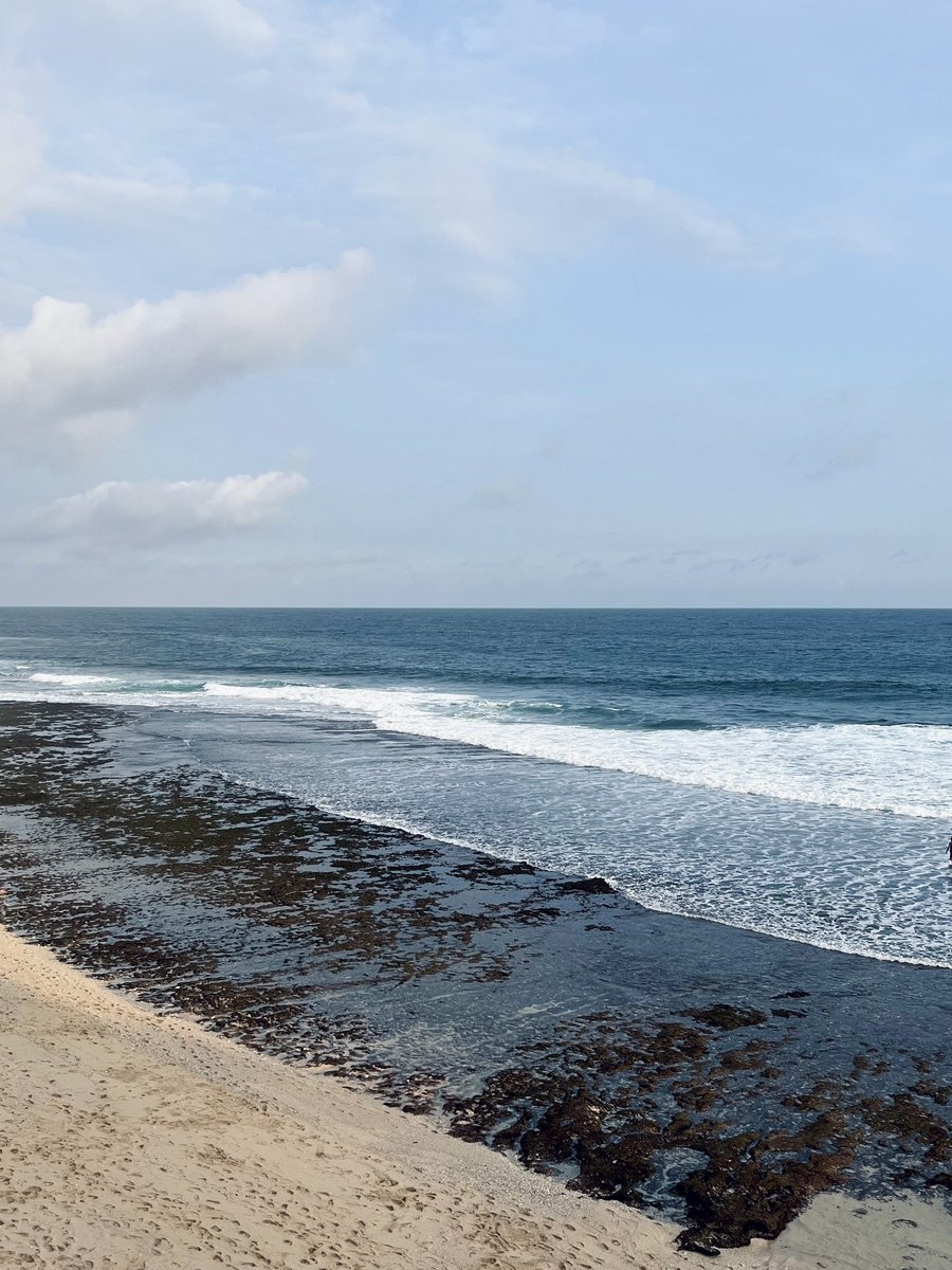 irapersa's tweet image. lately, lagi suka main ke pantai &amp;amp; olahraga.

cukup tricky juga cari sunscreen yang cocok, soalnya takut perih/gampang luntur kalo keringetan.

please yang baca harus coba sunscreen ini. soalnya underrated, bisa disesuaikan sama kegiatan🫶🏻