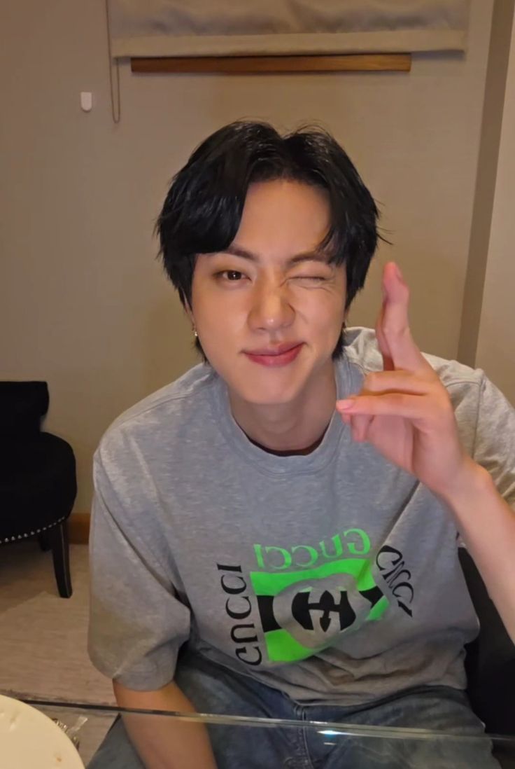 phylea's tweet image. I vote for #JIN for the #2025MAMAVOTE