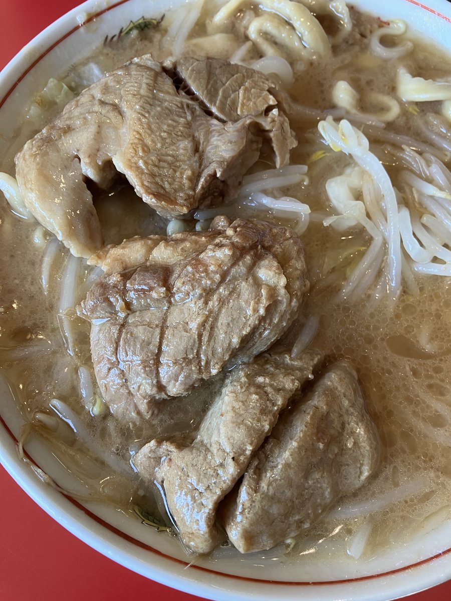 【ラーメン英二】
•ラーメン豚２枚¥1,030(麺少、Y•A)
•生たまご¥100

㊗️勝手に剛力麺祭り💪
※剛力彩芽ではない

ようやく今月1杯目の英二さん😍

過去一のど乳化スープでめちゃくちゃうんめぇ💯 更に“3匹の豚”でラッキー✌️ 剛力麺は相変わらず太くて硬くて啜れなくて食べ辛いのがイイ

ご馳走様🙏