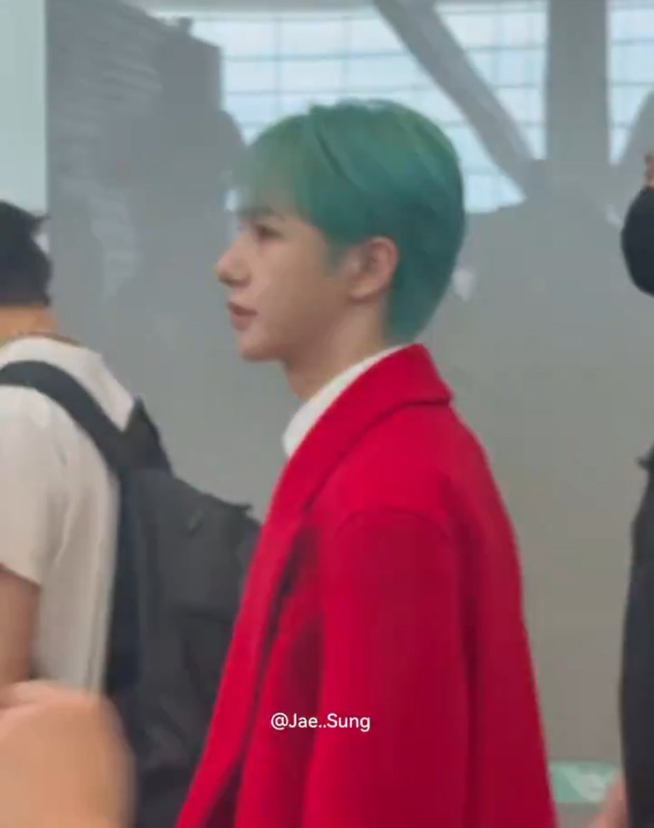 런쥔님 염색하면서 머리도 다듬으셧는지 더 깔꼼 미남 되셧네…
머리 다듬구 민트 머리하니까 더 냉미남 된 것 같음…🧎‍♀️‍➡️🧎‍♀️‍➡️🧎‍♀️‍➡️🧎‍♀️‍➡️