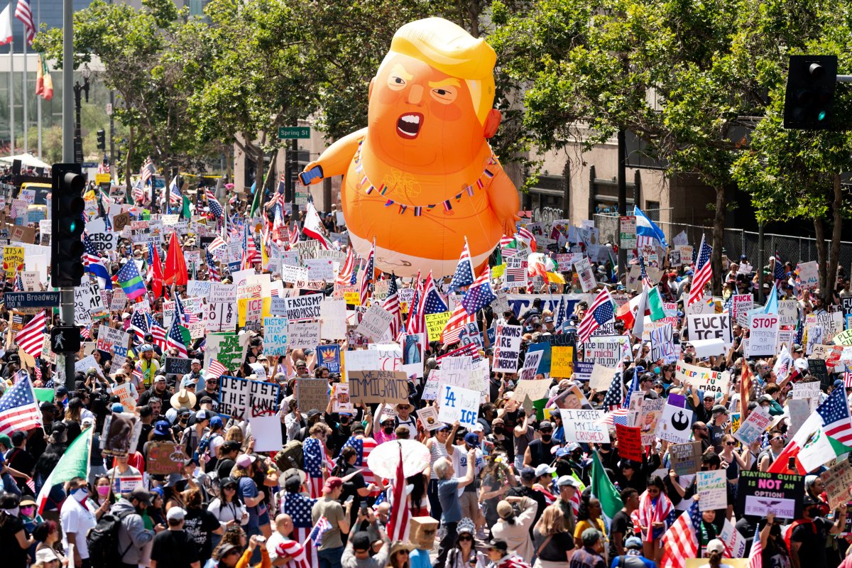4thBranchAction's tweet image. Between 4 - 6 MILLION people showed up for #NoKingsDay in June. Only the 2017 #WomensMarch was larger...in our history...big biG bIG BIG! Now #NoKingsDay will be larger. We are #EverydayAmericans sending messages to #tRumpRegime &amp;amp; his lackies. Peaceful protests coming up!