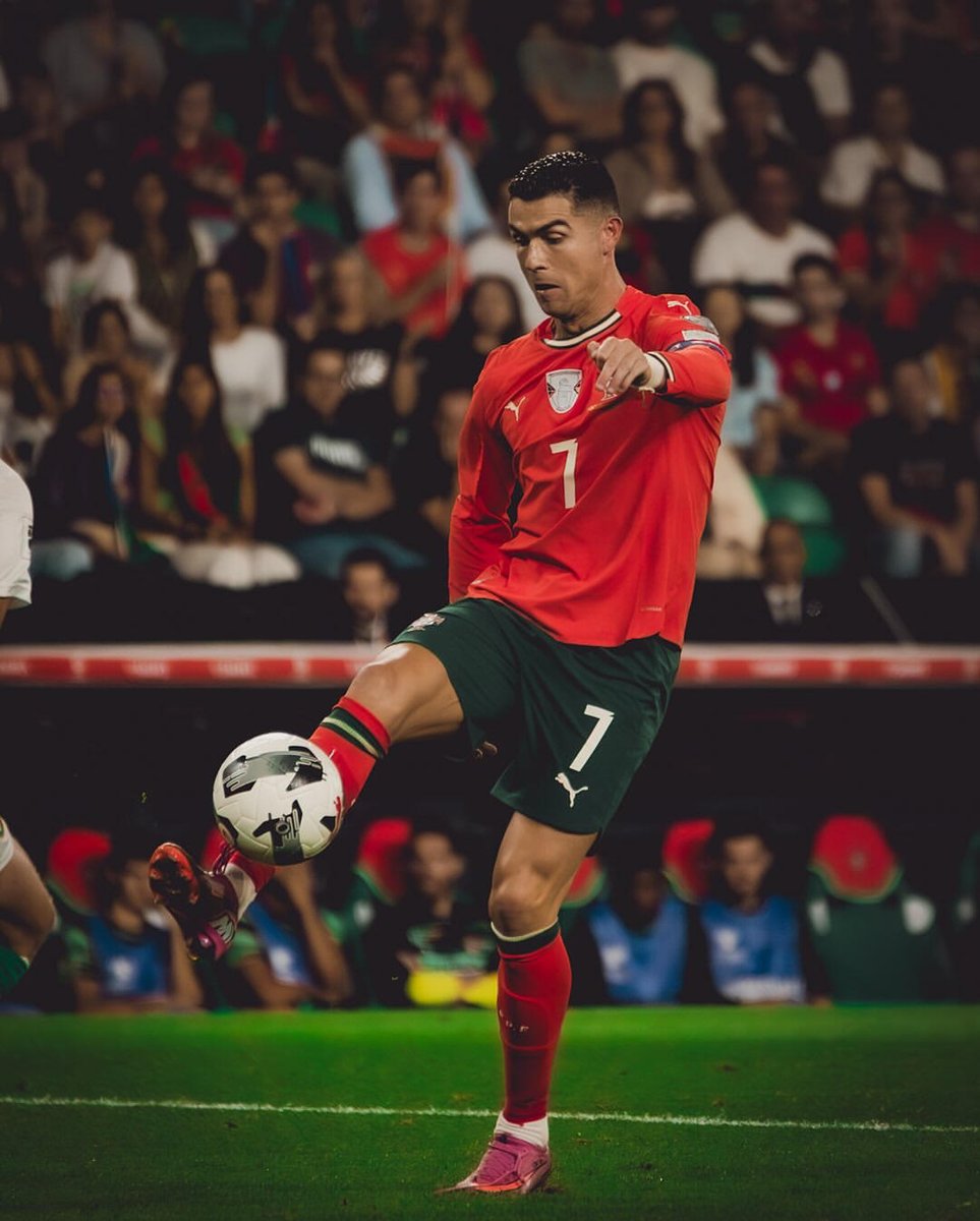 Cristiano Ronaldo es el mejor jugador portugués de la historia. Su excompañero Sá Pinto declaró públicamente: "Espero que CR pueda retirarse en el Sporting; es el mejor jugador portugués de todos los tiempos". #Ronaldo #Portugal #ManchesterUnited #RealMadrid #Juventus #Lisboa