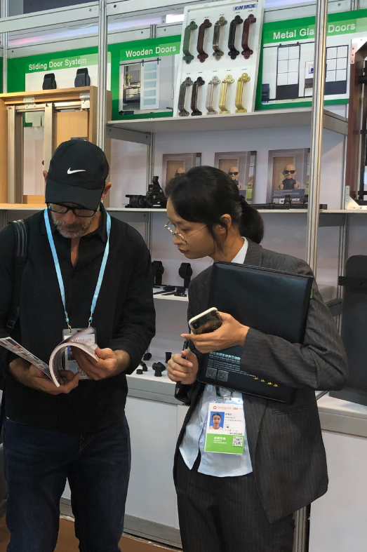 Kinmader's tweet photo. Day-3 #cantonfair2025 #138thcantonfair
Our colleague and visitor 
📍 Booth NO9.1 I 43 #CantonFair 
#HardwareProducts #Hardware #doors https://t.co/6A47IvZIZB
