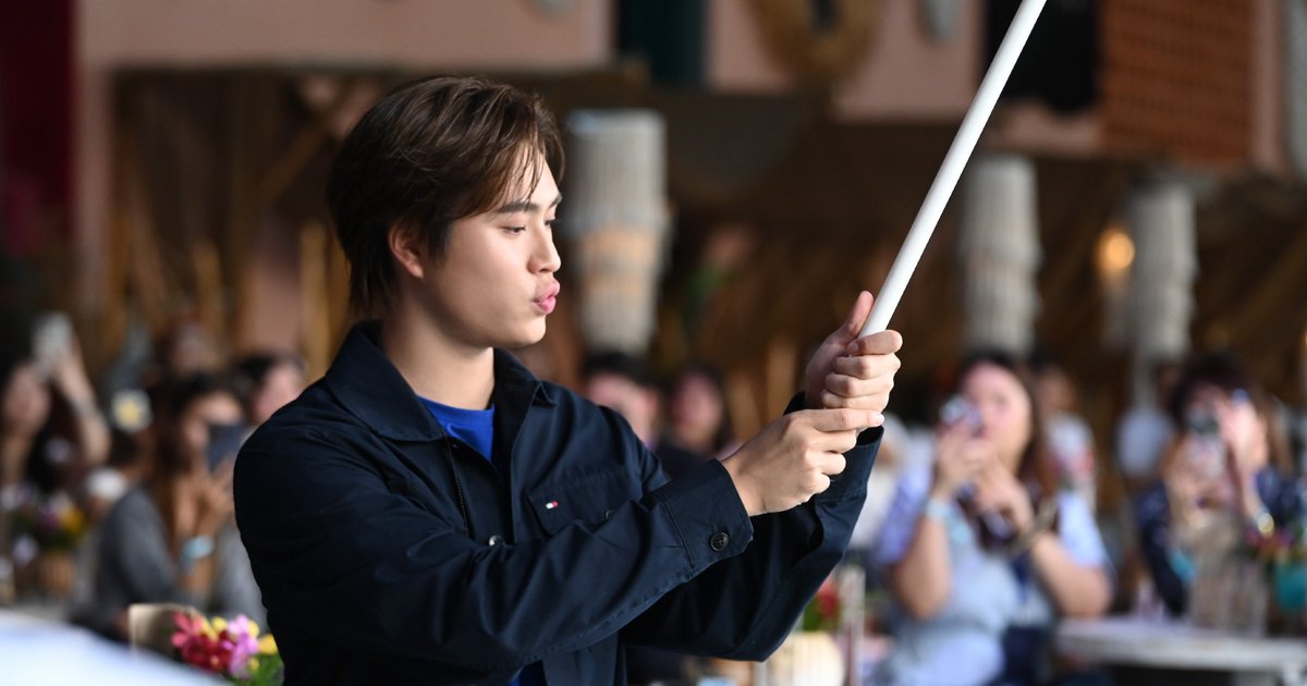 startalkent's tweet photo. รมย์รวินท์คลินิกจัดเต็ม! เสิร์ฟความสุขสุดเอ็กซ์คลูซีฟ "The New Gen Exclusive with Gemini"  
แฟนคลับฟินใกล้ชิด "เจมีไนน์ นรวิชญ์"  เนรมิตปาร์ตี้ริมสระสุดชิลล์
#Romrawin #Romrawinclinic #รมย์รวินท์ #รมย์รวินท์คลินิก #Forthebetteryou

รมย์รวินท์ คลินิก  (Romrawin Clinic) พาลูกค้าคนสำคัญ ไปร่วมงานเปิดตัวพรีเซนเตอร์คนแรกของ โปรแกรม Ultra 4D Lift  อย่าง "เจมีไนน์ – นรวิชญ์ ฐิติเจริญรักษ์" ในงาน “The New Gen Exclusive with Gemini” ที่เต็มไปด้วยความอบอุ่นและรอยยิ้ม ภายใต้คอนเซปต์ “Hawaiian Pool Party” สุดชิลล์ริมสระน้ำ ณ TRIBE SKY BEACH CLUB @ EMSPHERE ใจกลางกรุงเทพฯ

บรรยากาศภายในงานเป็นไปอย่างสนุกสนานและเป็นกันเอง แฟน ๆ ที่เข้าร่วมงานต่างตื่นเต้นกับช่วงเวลาสุดพิเศษที่กลายเป็นแดนแห่งความสุขของเหล่าแฟนคลับ

ไฮไลต์ของงานอยู่ที่การแสดงสุดพิเศษจาก "เจมีไนน์ นรวิชญ์" ที่มาพร้อมทั้งเสียงร้องคุณภาพและการเต้นที่เต็มเปี่ยมไปด้วยพลัง มอบความสุขให้แฟน ๆ อย่างเต็มอิ่ม พร้อมทั้งร่วมกิจกรรมเล่นเกมสุดน่ารักที่เรียกเสียงหัวเราะและรอยยิ้มได้อย่างต่อเนื่อง

ผู้โชคดีจากกิจกรรมยังได้รับของที่ระลึกสุดลิมิเต็ดจากเจมีไนน์และรมย์รวินท์คลินิก รวมถึงโอกาสถ่ายภาพคู่แบบใกล้ชิด เพื่อเก็บโมเมนต์แห่งความสุขนี้กลับบ้านไปเป็นความทรงจำอันล้ำค่า งานนี้จึงเต็มไปด้วยพลังบวกและความน่ารักที่ทุกคนต่างพูดเป็นเสียงเดียวกันว่าฟินทุกโมเมนต์ การจัดงาน “The New Gen Exclusive with Gemini” ในครั้งนี้ จึงไม่ได้เป็นเพียงกิจกรรมพบปะแฟน ๆ เท่านั้น แต่ยังเป็นโอกาสในการเชื่อมความสัมพันธ์ระหว่างแบรนด์กับลูกค้าผ่านประสบการณ์ที่อบอุ่นและเป็นกันเอง ตามสไตล์ของรมย์รวินท์คลินิกที่ให้ความสำคัญกับทุกความรู้สึกของลูกค้า

กิจกรรมนี้ยังได้นำเสนอ เทคโนโลยีความงามที่ได้รับความนิยมในกลุ่มคนที่ใส่ใจการดูแลตัวเองและต้องการยกกระชับปรับรูปหน้าโดยไม่ต้องผ่าตัด เหมาะสำหรับผู้ที่เริ่มมีปัญหาผิวหย่อนคล้อย และต้องการฟื้นฟูคอลลาเจนให้ผิวกลับมาแน่น ยืดหยุ่น และดูอ่อนวัย

การที่ "เจมีไนน์ นรวิชญ์" มารับหน้าที่เป็นพรีเซนเตอร์คนแรกของโปรแกรมนี้ สะท้อนภาพลักษณ์ของคนรุ่นใหม่ที่ใส่ใจดูแลตัวเอง มีบุคลิกมั่นใจและสดใส 

รมย์รวินท์ คลินิก  (Romrawin Clinic) ยังคงยืนหยัดในมาตรฐานการให้บริการด้านผิวพรรณและความงาม โดยให้ความสำคัญกับการให้บริการอย่างมีประสิทธิภาพ ด้วยเทคโนโลยีทางการแพทย์ที่ได้รับการรับรองมาตรฐาน พร้อมบุคลากรทางการแพทย์ที่มีความสามารถในการดูแลผิวและการปรับรูปหน้าอย่างเข้าใจในความต้องการของแต่ละบุคคล

รมย์รวินท์คลินิกขอขอบคุณทุกการสนับสนุนจากลูกค้าที่มอบความไว้วางใจในโปรแกรม Ultra 4D Lift และบริการด้านความงามอื่น ๆ ที่คลินิกมุ่งมั่นพัฒนาอย่างต่อเนื่อง

สำหรับผู้ที่พลาดกิจกรรมพิเศษในครั้งนี้ไป รมย์รวินท์คลินิกยังมีเซอร์ไพรส์และกิจกรรมอีกมากมายรอให้ทุกคนมาร่วมสนุกในเร็ว ๆ นี้ สามารถติดตามข่าวสารและโปรโมชั่นพิเศษได้ทุกช่องทางของรมย์รวินท์คลินิก ทั้ง Facebook, Instagram, LINE Official และเว็บไซต์หลักของคลินิก

อ่านต่อได้ที่ : https://t.co/b4wrYMzY1N