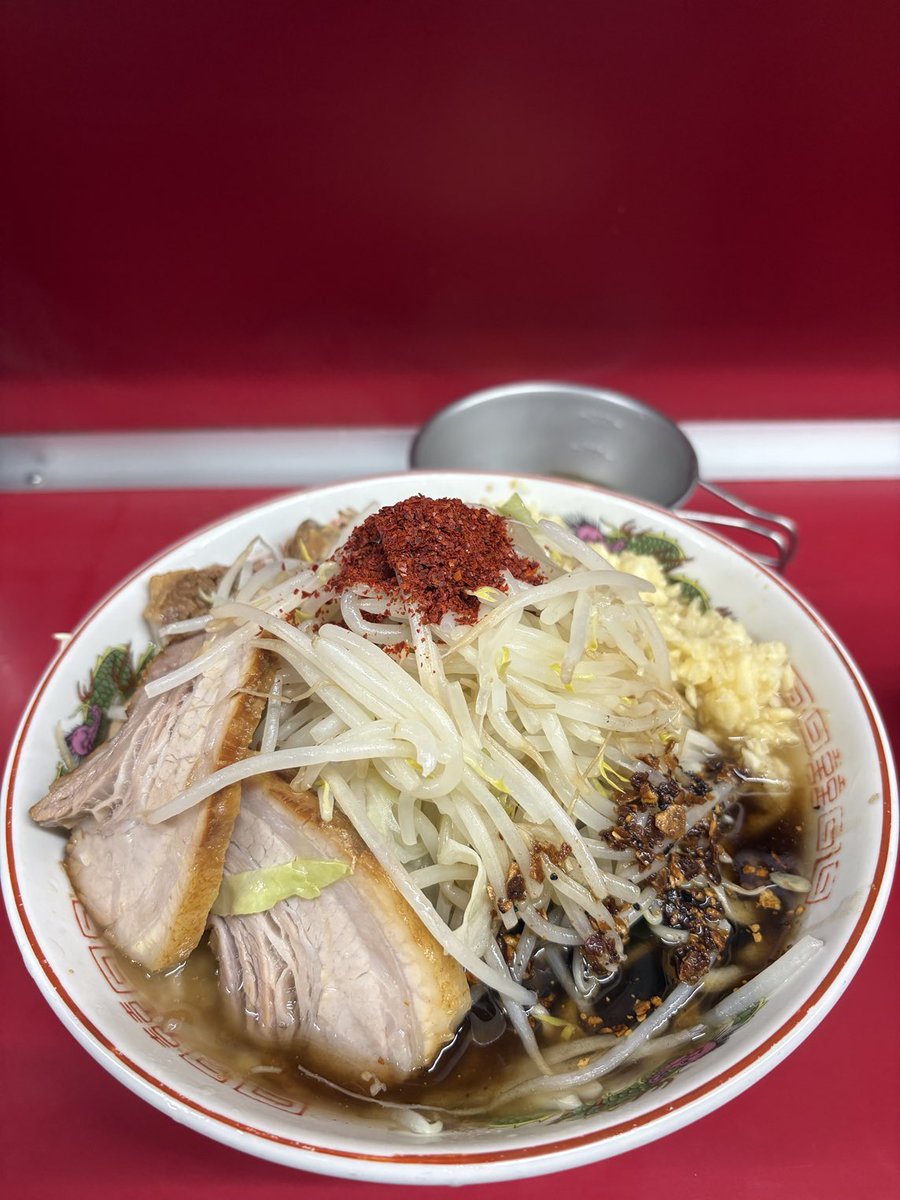 最近の藤二。小or無背脂ﾁｹﾞ任3種と
黒油。背脂ﾁｹﾞ見た目より優しいお味
社長曰くご自身のお袋の味、、良いね
大変美味しいﾗｰﾒﾝ何時も有難うござい
ます。Xmasﾄｯﾋﾟﾝｸﾞ期待です、お嬢。