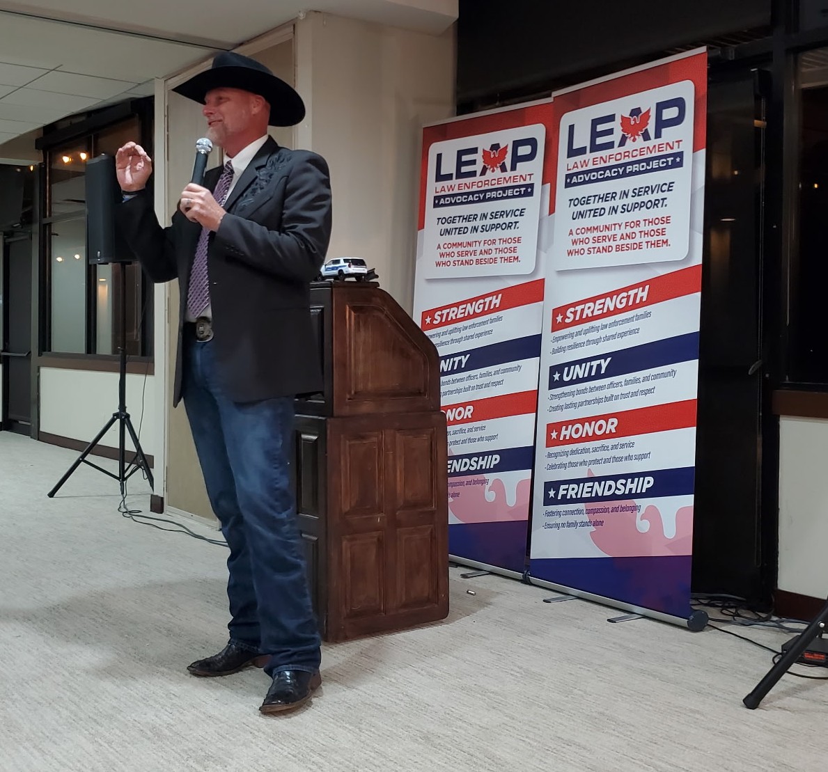 jeffreym_nelson's tweet photo. Great seeing America's Sheriff @sherifflamb1 still out working for our law enforcement community. Check out the Law Enforcement Advocacy Project if you want to help out. Also, @JerrySheridan24 keep up the great work at MCSO, the Posse is thrilled you're back! https://t.co/Z74itqEsHb