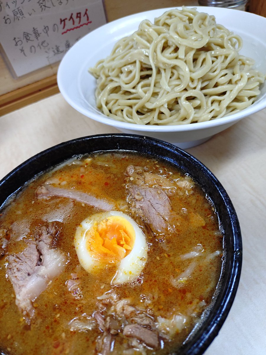大味噌つけ麺(そのまま)
@ラーメン二郎京成大久保店

2年弱振り2回目で初のつけ麺
つけ麺は食券出す時コールなの知らずそのままに
相変わらずしょっぱ味噌でブタも味染み染みで決まってますな
対照的にほわほわな柔麺の甘さが際立ってよろし
116🍜