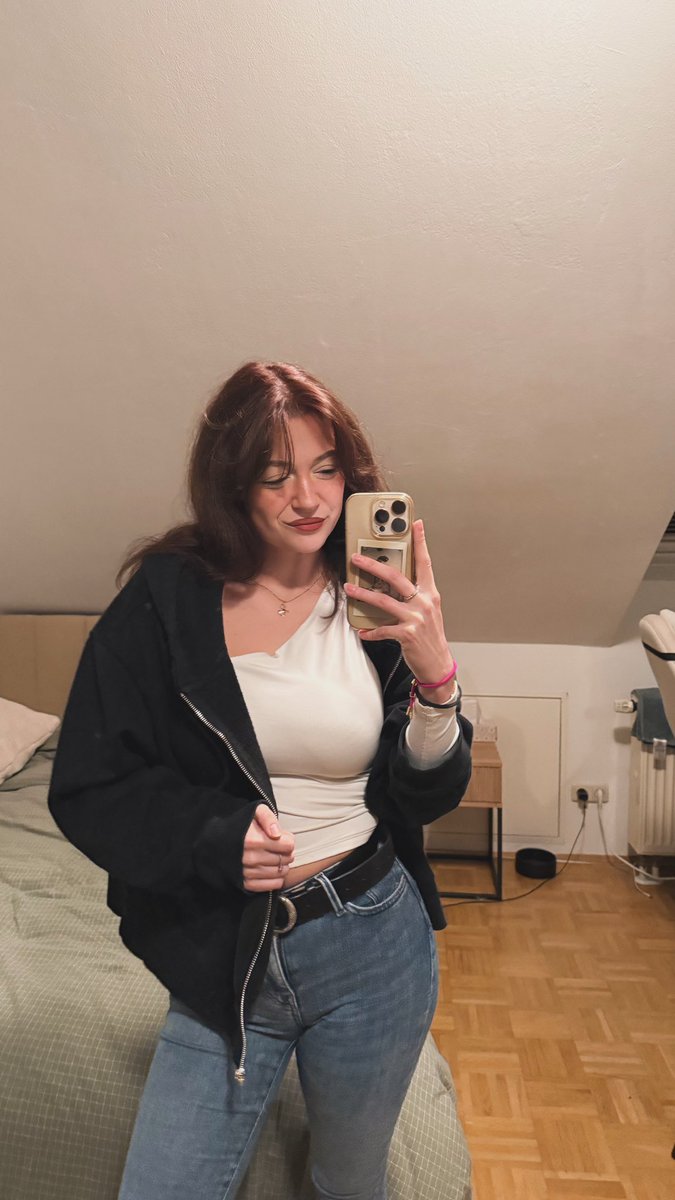 JustbeeingEli tweet media