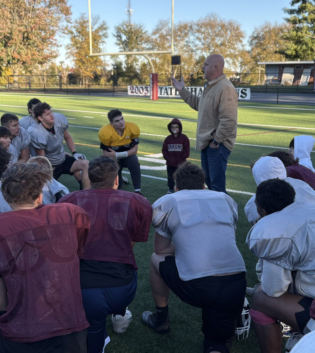 Thank you 1984 graduate Tim Proffitt for visiting with the Barons tonight. Great message on hard work, will to compete, facing adversity and teamwork and how these attributes will affect you moving forward. Thank you Tim!!
#LiftDontLean