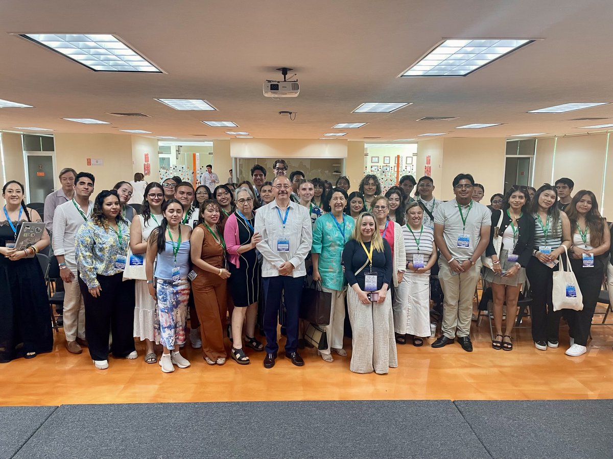 Con estudiantes en el Congreso de la AMEI, en el que participé en un PANEL con mis queridas colegas las Embajadoras Eréndira Paz, Ma. Angélica Arca y Yanerit Morgan ⁦<a href="/amei_mx_oficial/">AMEI</a>⁩ ⁦<a href="/YaneritMorgan/">Yanerit Morgan (she/ella)</a>⁩ ⁦<a href="/AnglicaArce10/">Angélica Arce</a>⁩