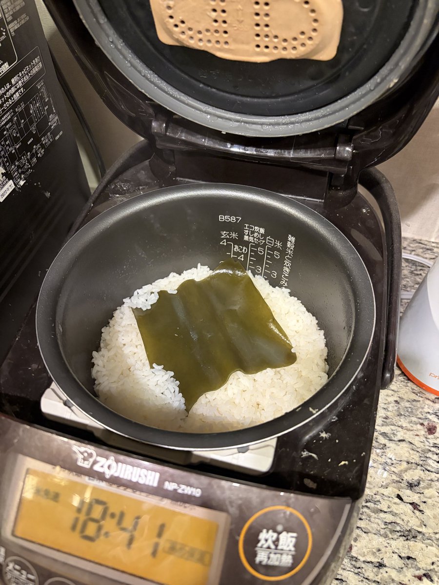 synerio_h's tweet image. 以前。進次郎の誘惑に負けて古古米買ってしまい、マズすぎて昆布入れて炊いていたが、昨日、配偶者が新米買ってきたので余った古古米を備蓄しといた!
新米久々食べて、米ってこんなに美味いのか実感した!
#古古米 #備蓄