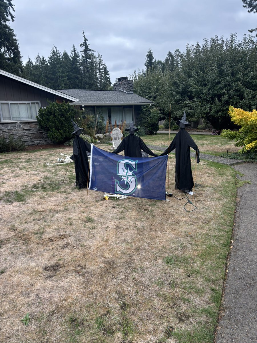 LFG <a href="/Mariners/">Seattle Mariners</a> <a href="/Softykjr/">Dave “Softy” Mahler</a> <a href="/KING5Seattle/">KING 5 News</a> #ALCS #witchcraft