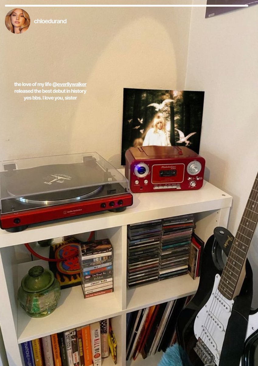Chloe via Instagram: “o amor da minha vida <a href="/Everllywalkerr/">Everlly Walker | Brasil</a> lançou o melhor debut da história sim bebes. te amo, irmã.”