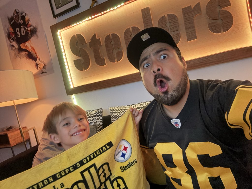 jayzi_perez's tweet photo. @FOXImpactoNFL saludos desde queretarock! #HereWeGo https://t.co/nIzvcox0Vl