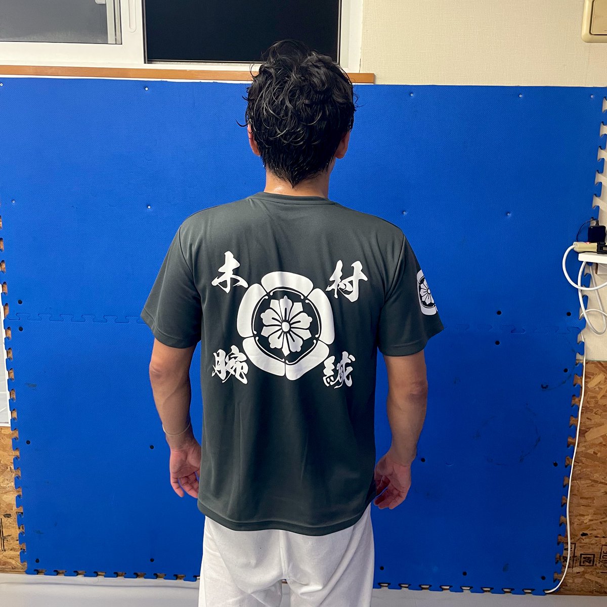 昨日はキムラロックスTシャツでコンバッチ！178cm75kgでLサイズ着てます。肩にワンポイントあるとカッコいいですよね。木村腕緘で極めたいと思います🐈
bjjkrm.base.shop #BASEec <a href="/Kimura69s/">キムラロックス</a>
#柔術 #キムラロックス