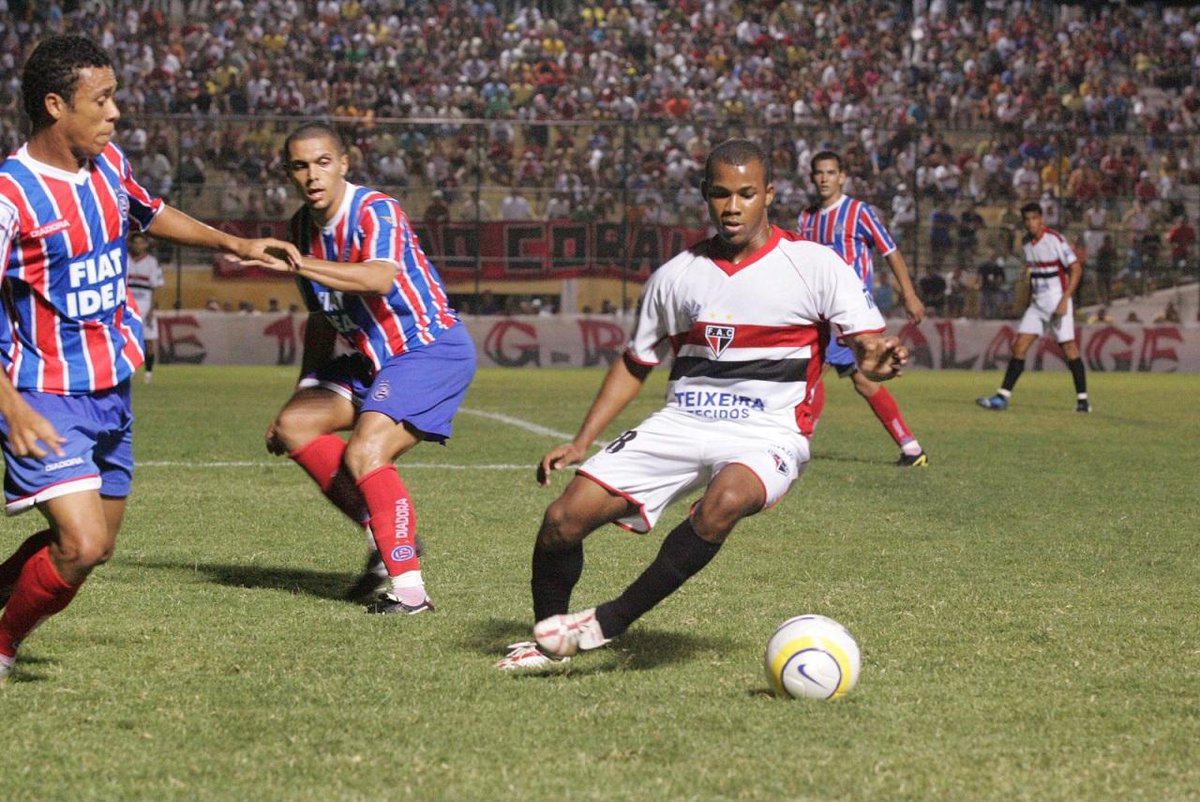 Noitedecopa's tweet image. JOGOS HISTÓRICOS (16)

🦈 Ferroviário 7x2 Bahia 🇱🇺
🇧🇷 Série C 2006
📆 15/11/2006
🏟️ Estádio Presidente Vargas
🦈⚽ Sérgio Alves (3x), Éverton, Fernandinho, Júnior Cearense e Marcos
🇱🇺⚽ Luciano Baiano, Sorato

O Ferroviário fez o que quis com o Bahia, e aplicou brutais 7x2 em…